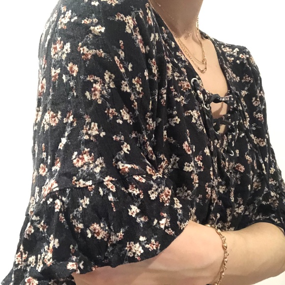 Feminine floral top. - Picture 10 of 12
